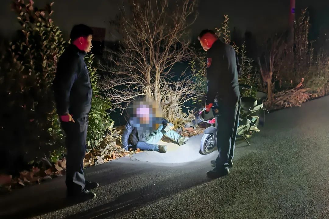 枣庄山亭：老人醉卧草丛中 民警及时来救助