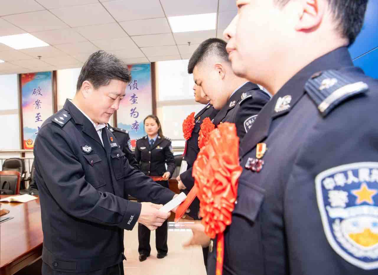 朱清彬为一线民警送奖到岗