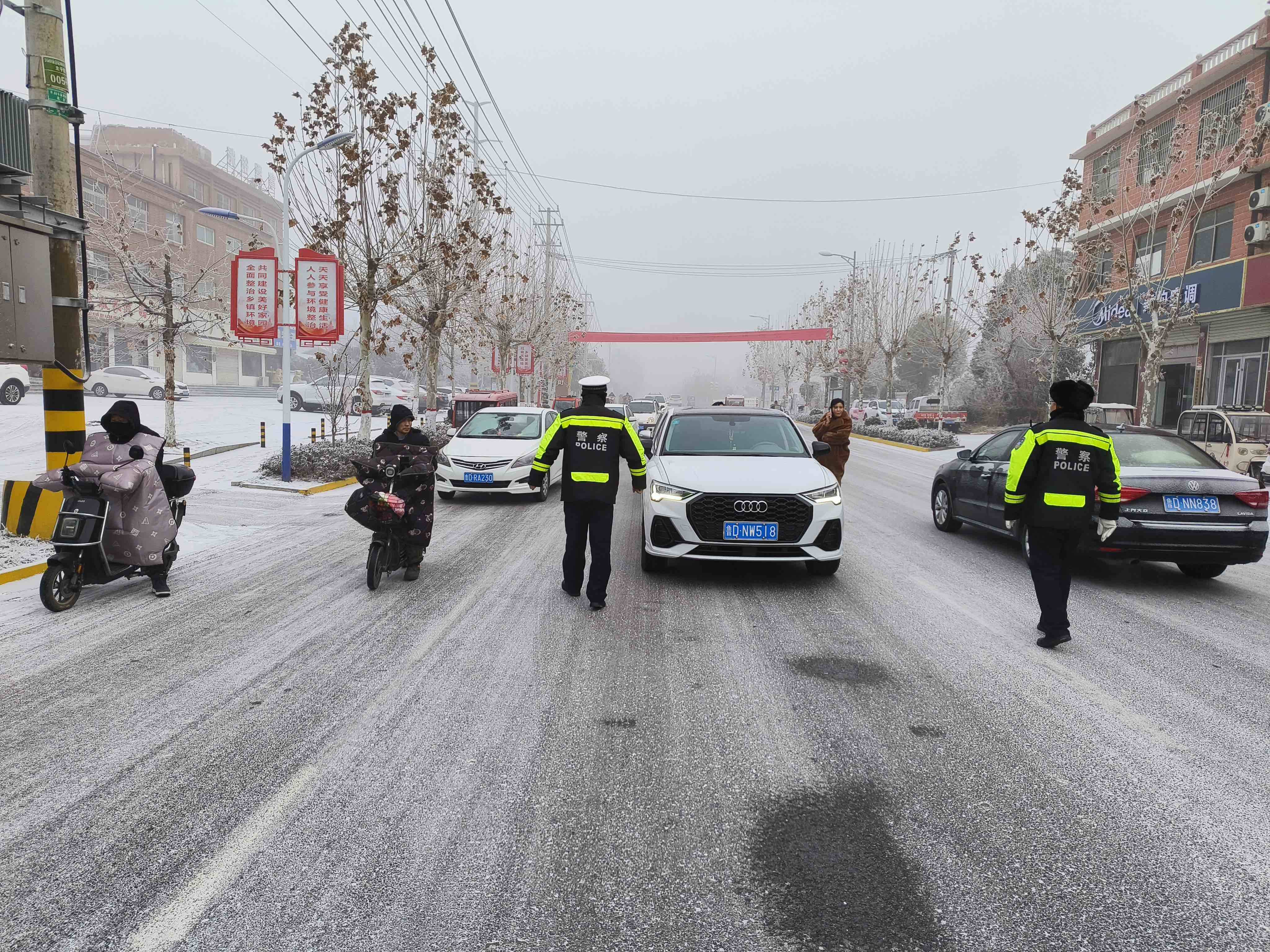 枣庄交警以雪为令加强雪雾天道路巡逻