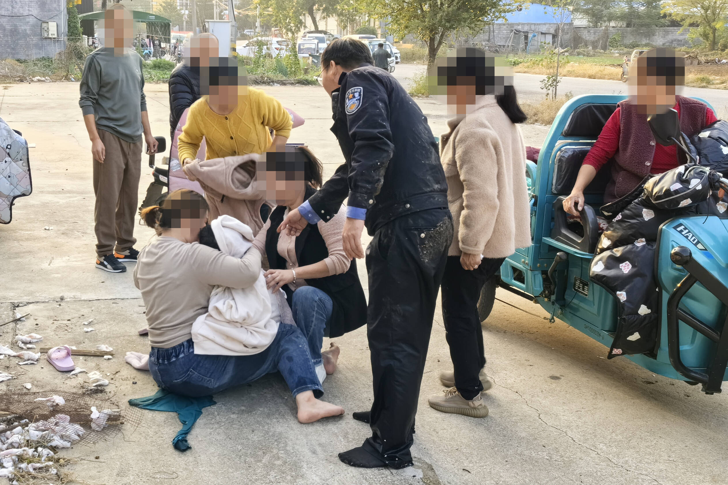男孩不慎掉进路边污水井 枣庄山亭辅警化身“超人”火速展开救援