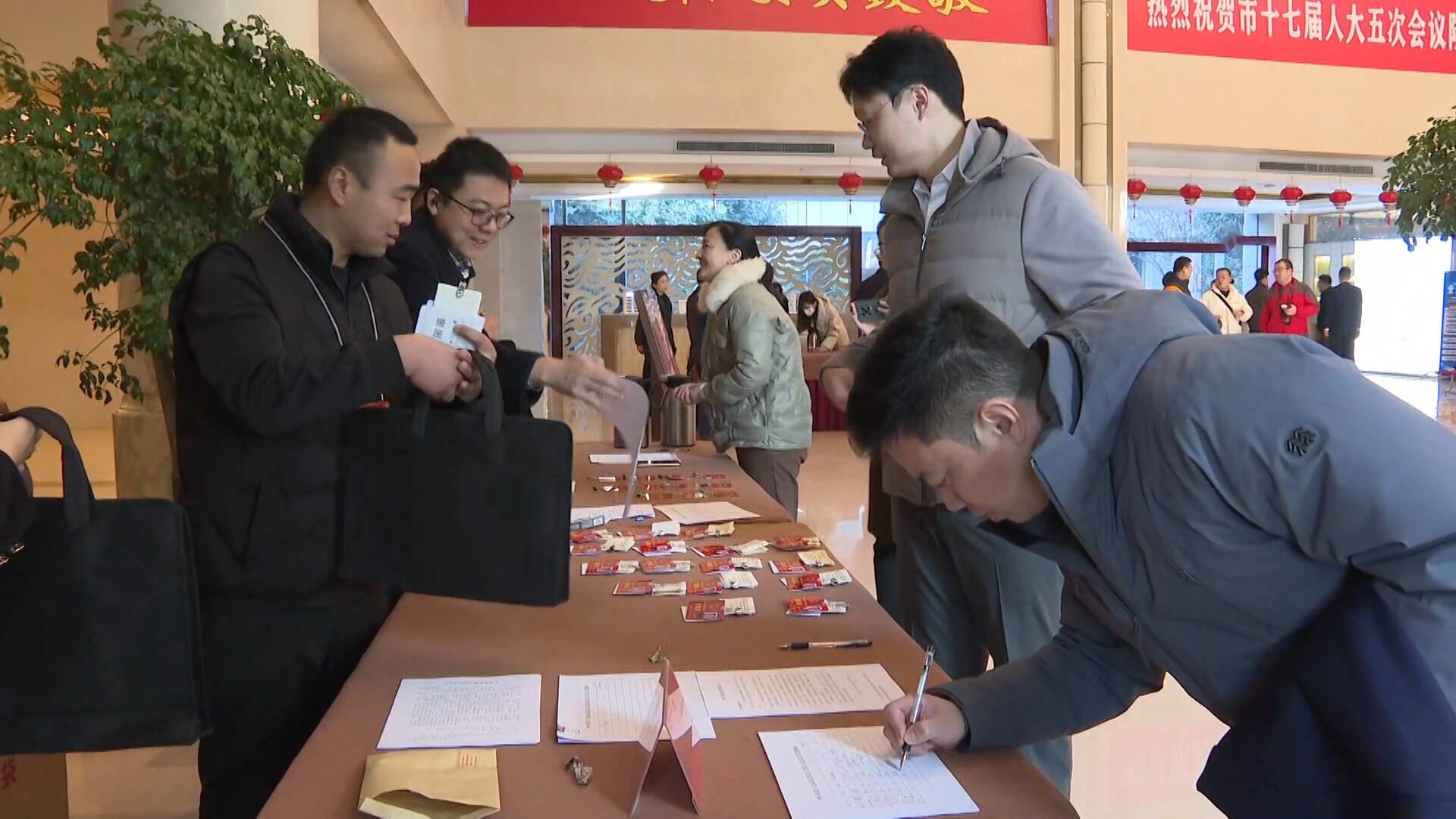 肩负重托 为民“代言” 枣庄人大代表陆续向大会报到
