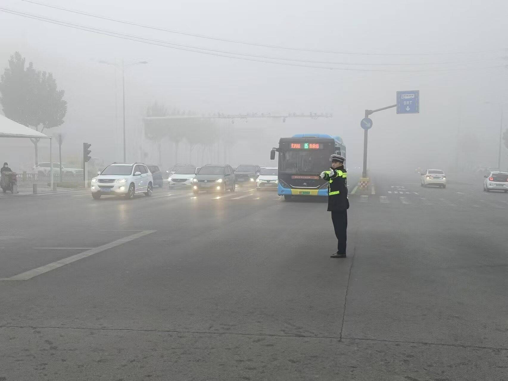枣庄高新区交警全力做好雾天道路交通管理工作