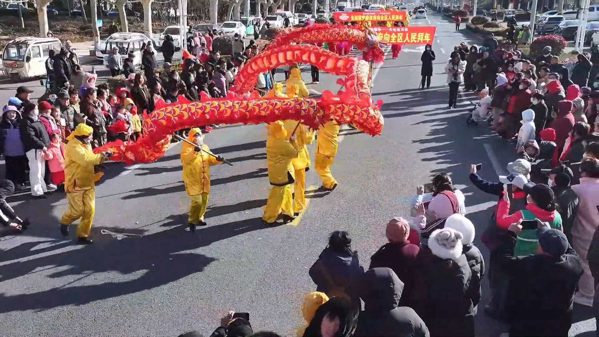 敲锣打鼓、龙狮齐舞 枣庄山亭民俗踩街闹新春活动精彩上演