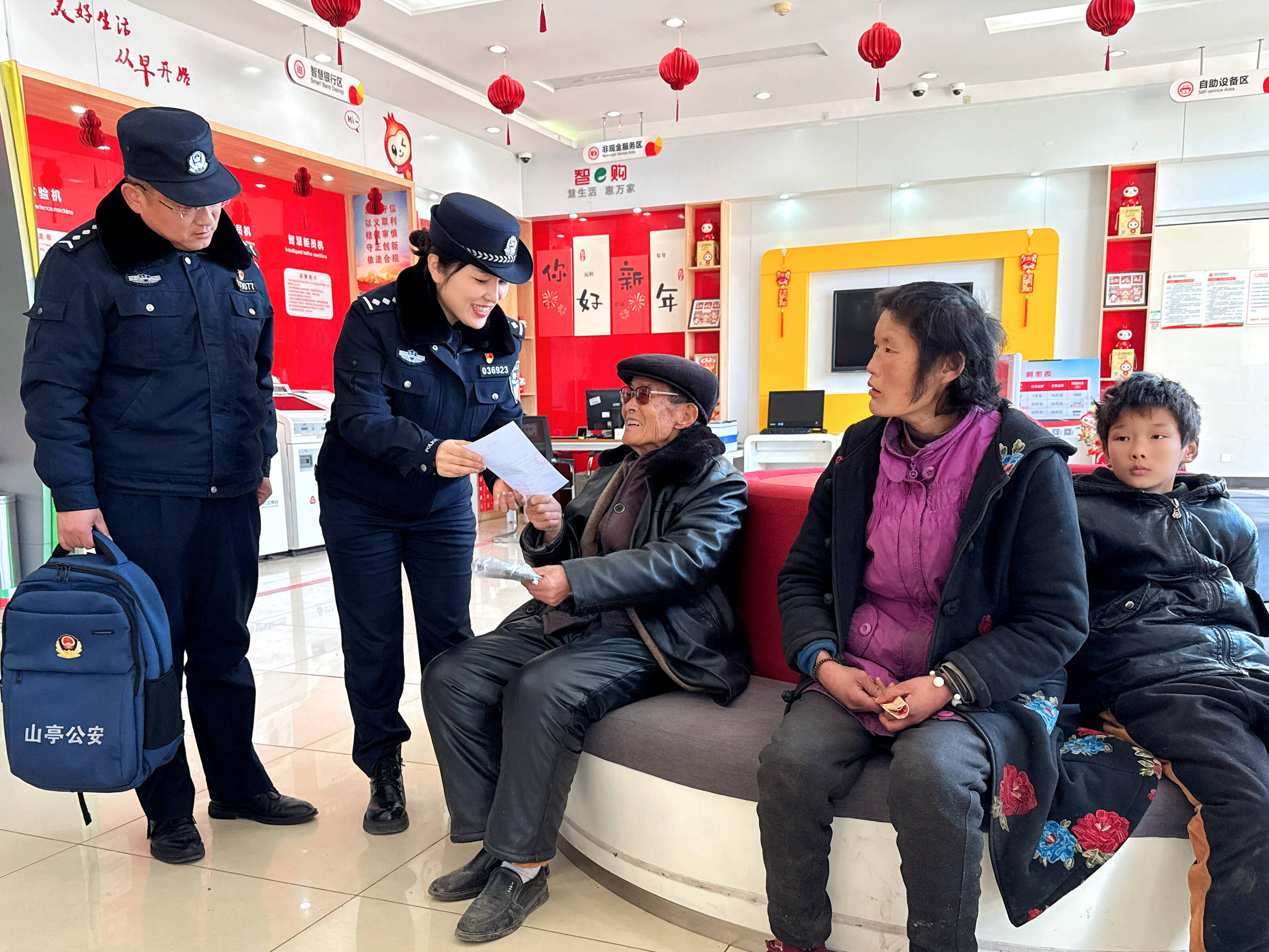 枣庄山亭：暖心服务 民警为行动不便老人送户籍证明