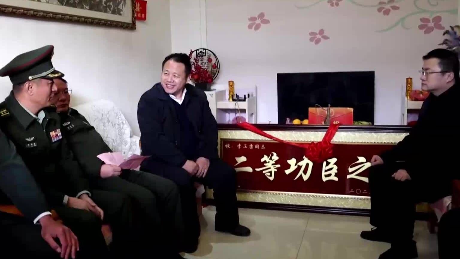 滕州：“金牌枪王”荣立二等功 喜报牌匾送到家