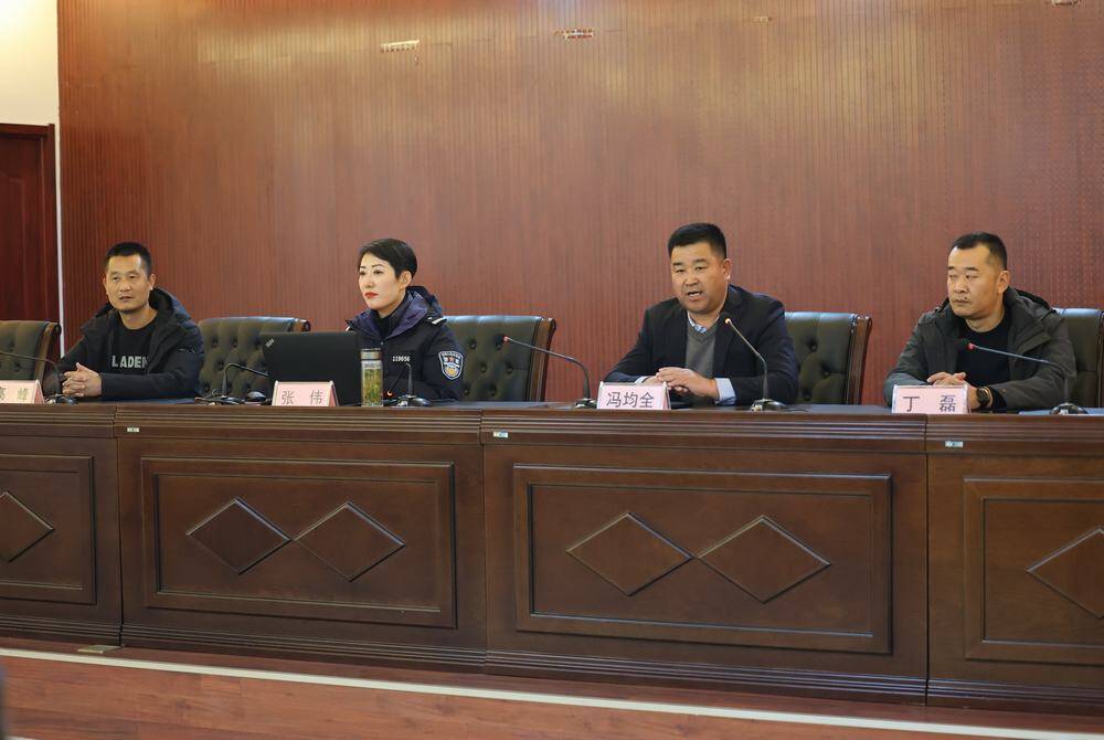 枣庄市市中区交警深入企业开展春运前从业人员专题交通安全培训