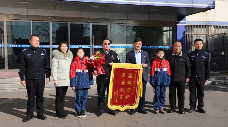 枣庄：童心感恩守护 致敬别样“警”色