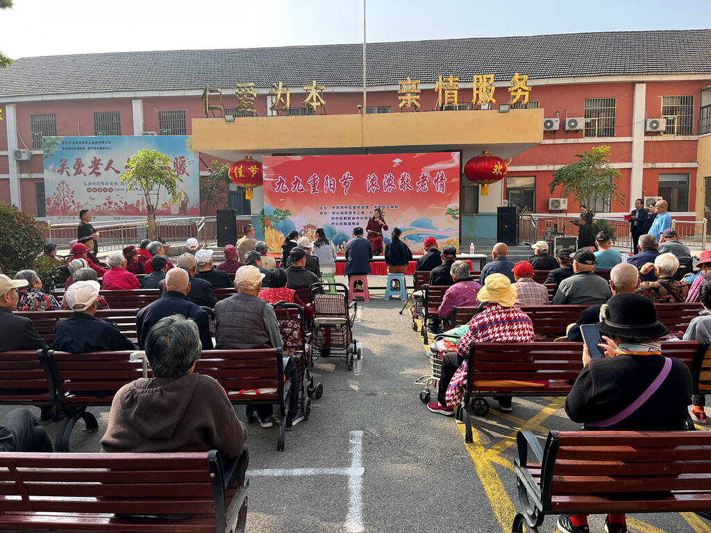 枣庄市市中区中心街街道举办“九九重阳节 浓浓敬老情”文艺汇演