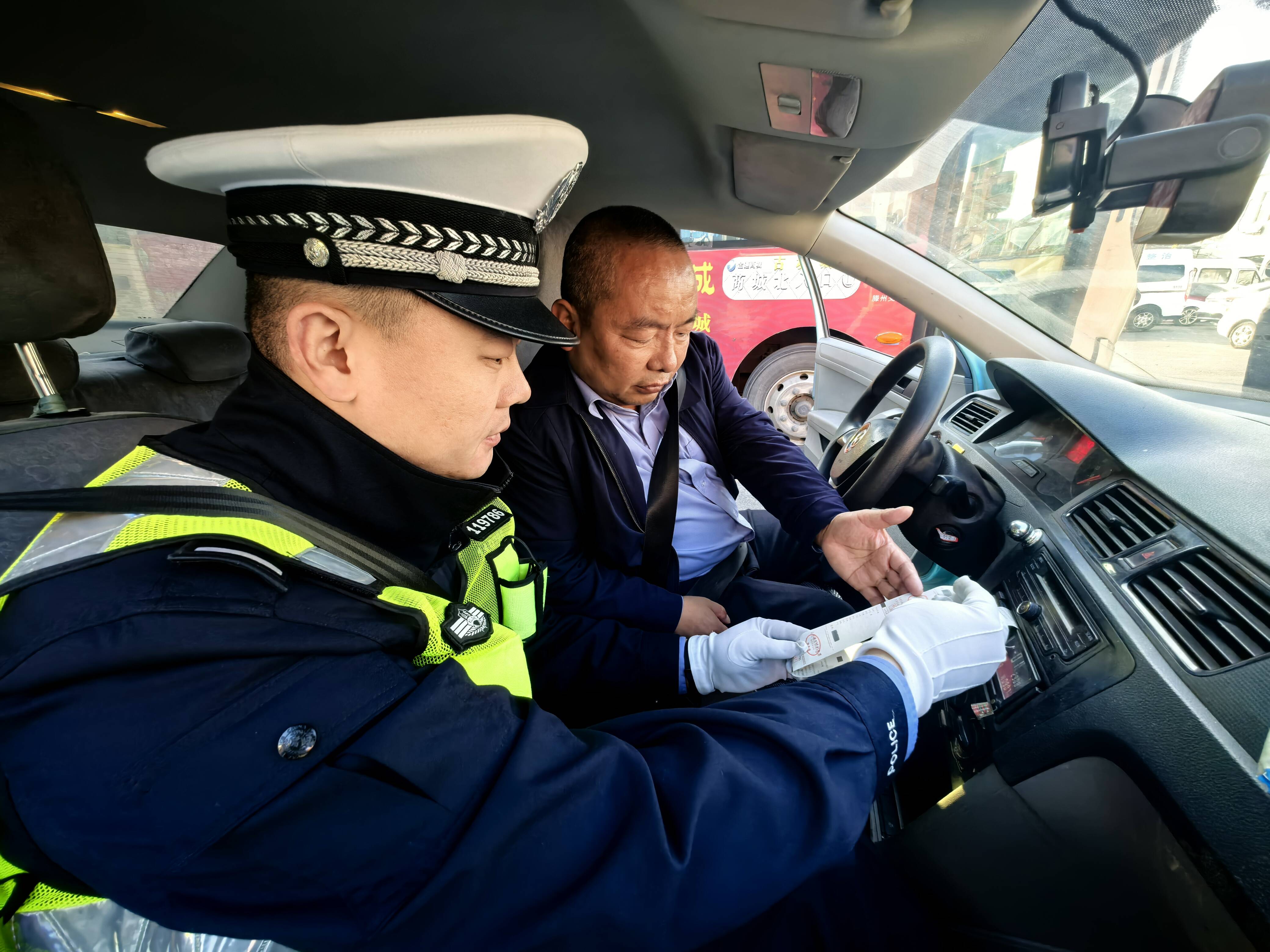 滕州交警开展道路交通安全宣传 平安守护出行安全