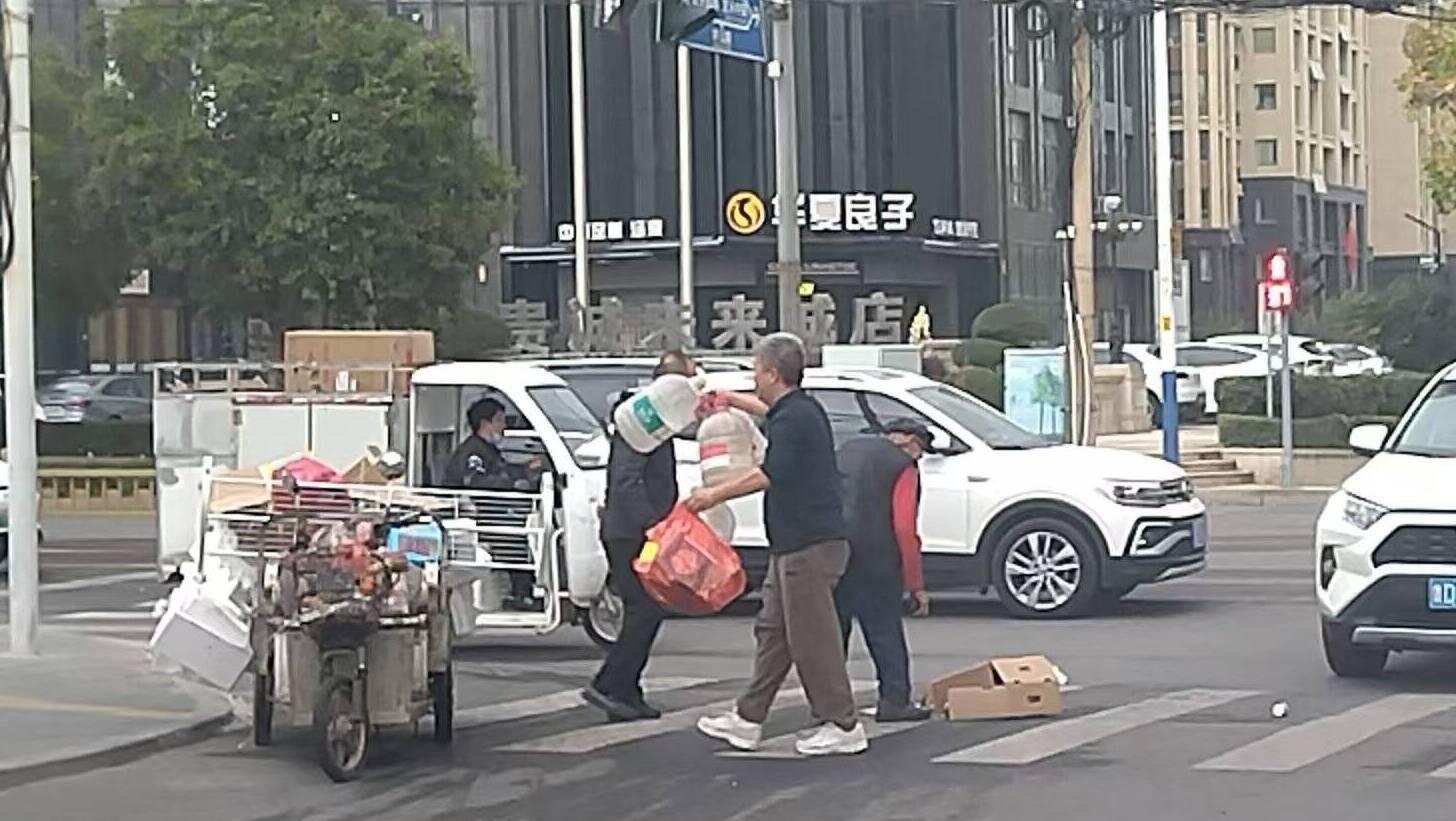 枣庄温情瞬间｜行动不变的老人物品散落一地 热心市民纷纷上前帮忙