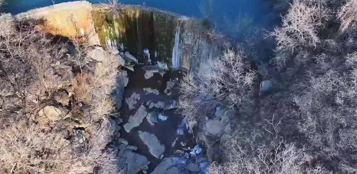 诗画山东丨枣庄龙床水库冰挂垂悬 冰晶似玉如梦如幻