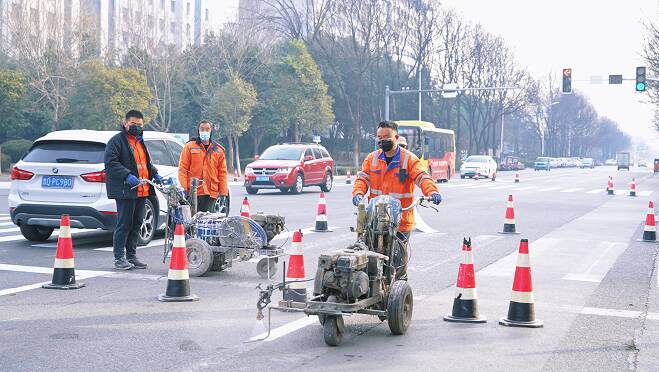 薛城新老城区59条道路标线复新 为春节出行 “保驾护航”