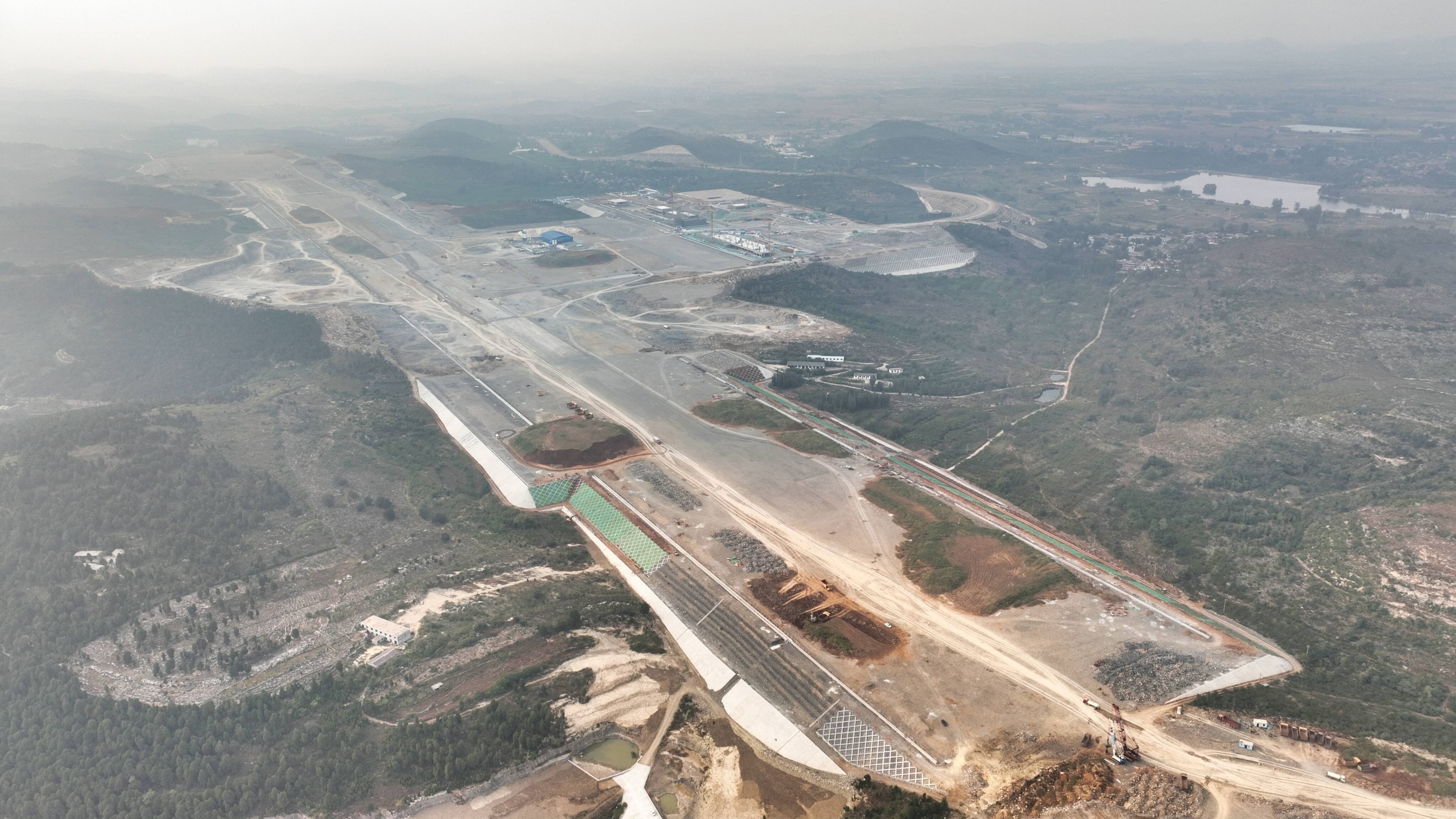 航拍枣庄翼云机场建设进程顺利推进 预计年底前完成多项主体工程