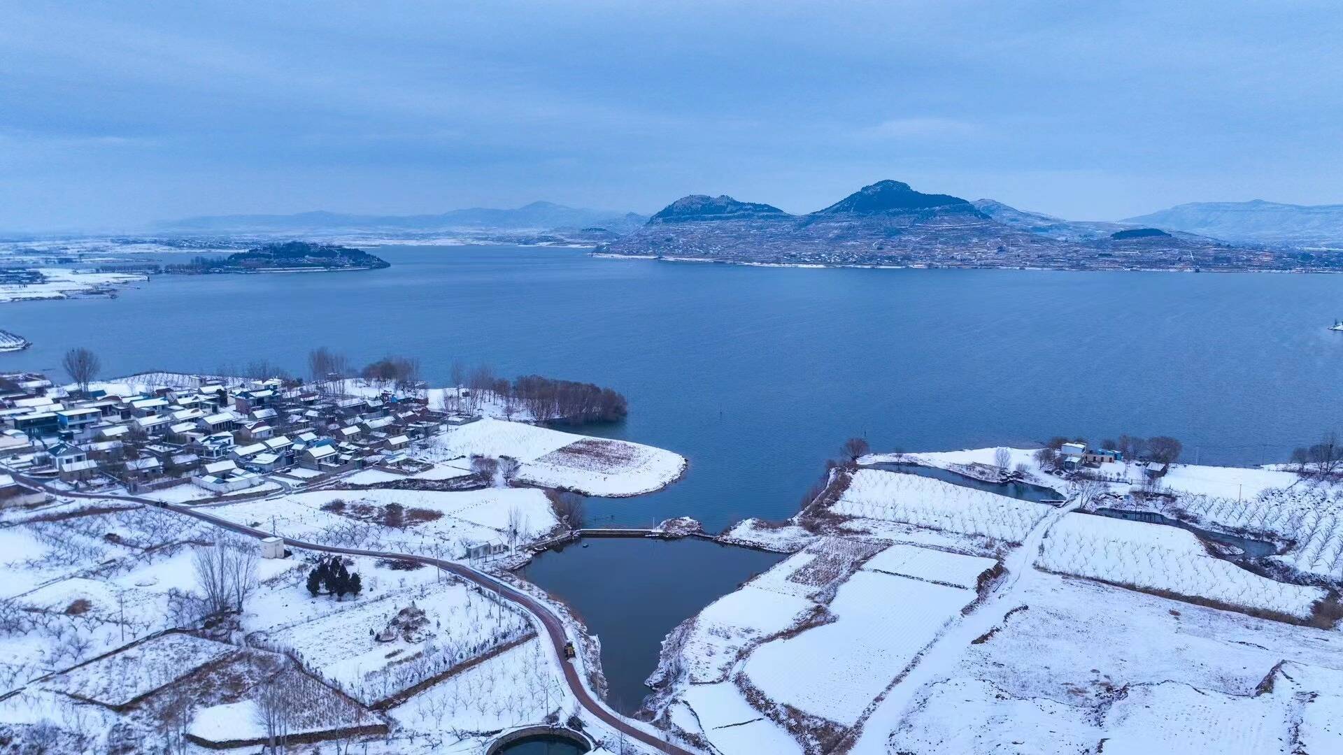 航拍枣庄岩马湖雪后美景 山水交融如水墨丹青