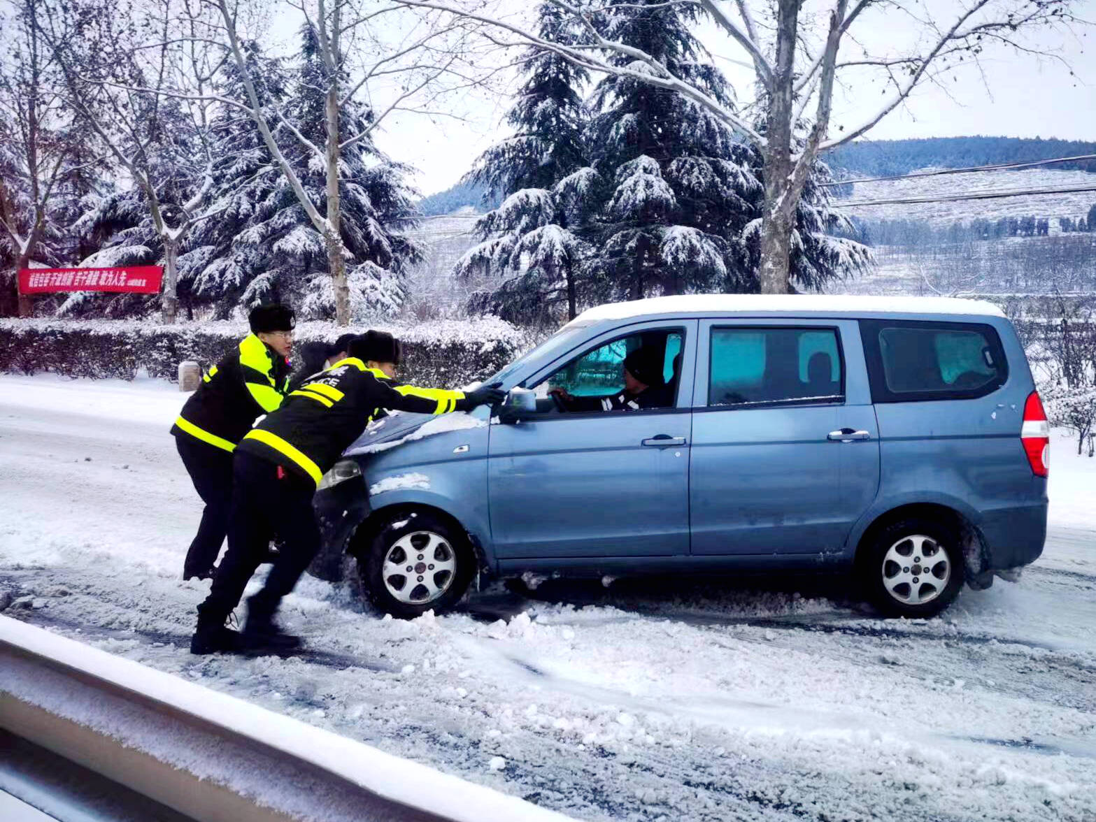 大雪来袭 枣庄山亭交警加强路面值守保畅通