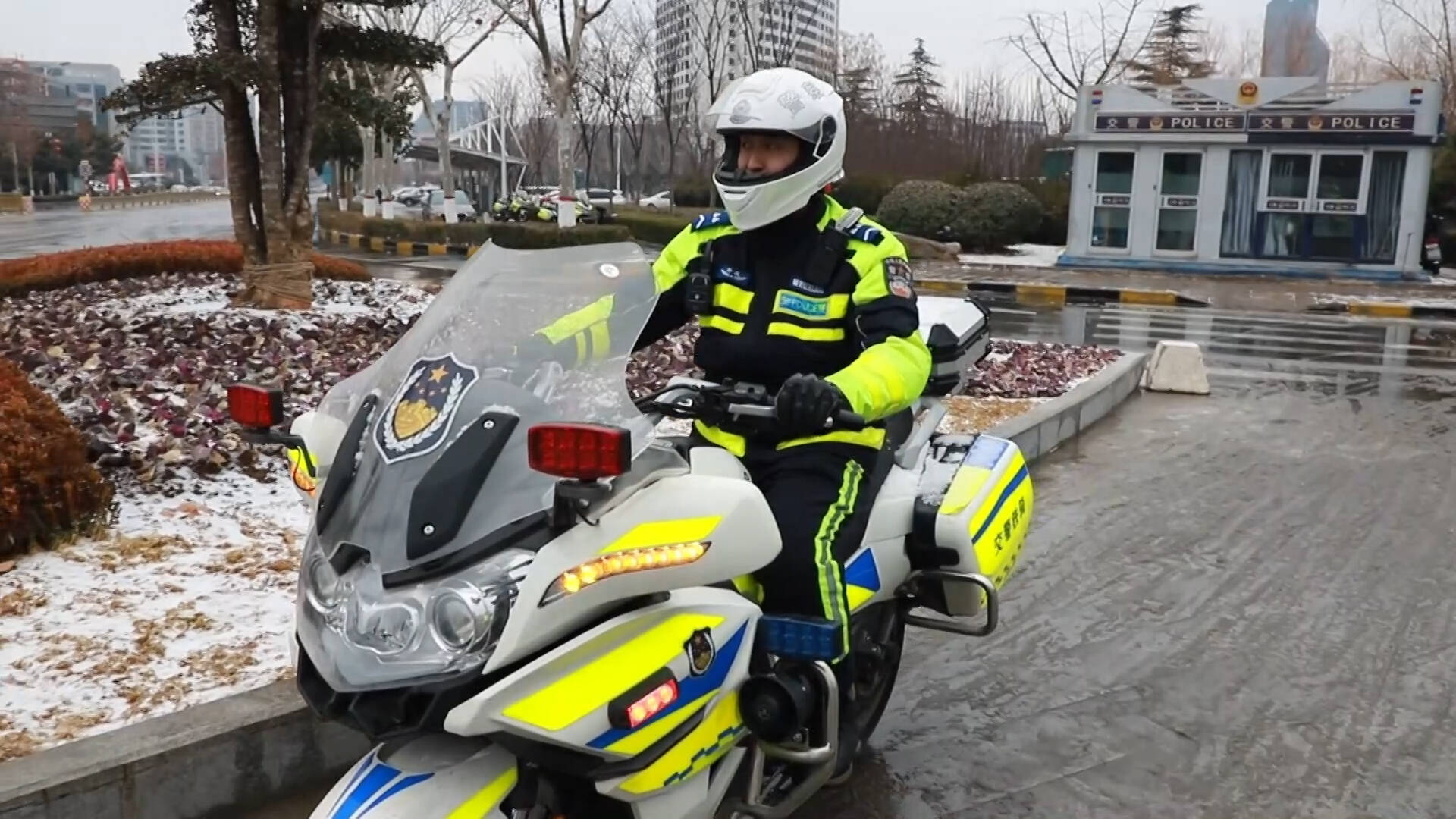 枣庄交警加强道路管控 全力应对雨雪恶劣天气