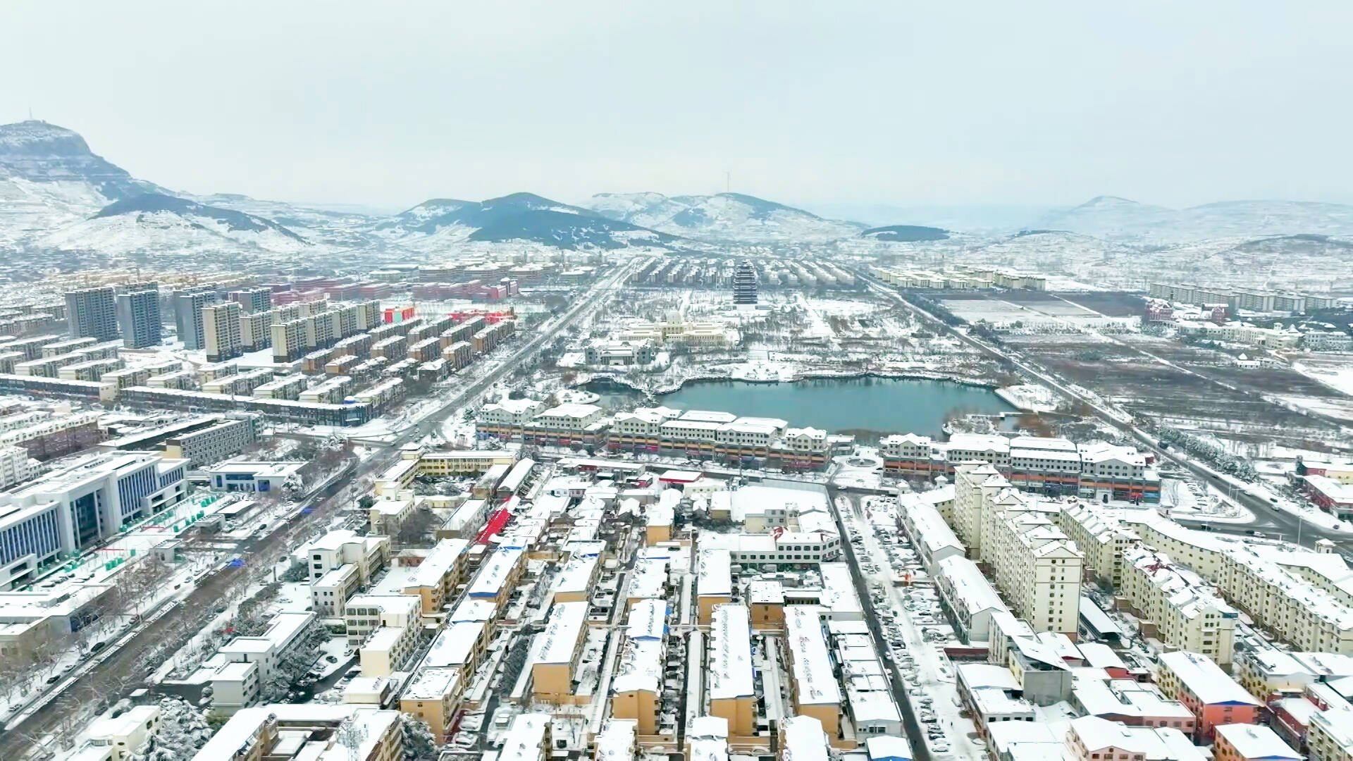 航拍雪后枣庄山城 白雪覆盖如置身“雪国”