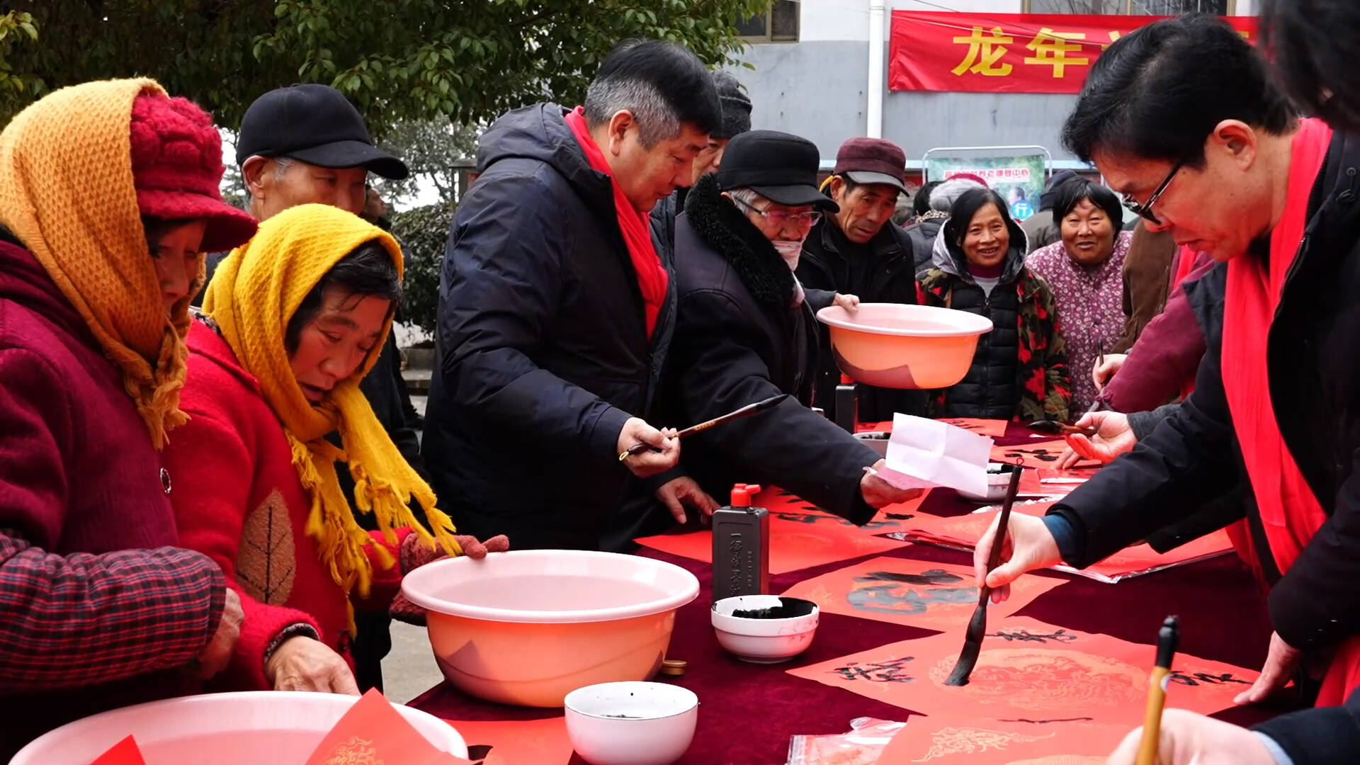 书法家现场挥毫泼墨 为枣庄居民送上“文化年货”
