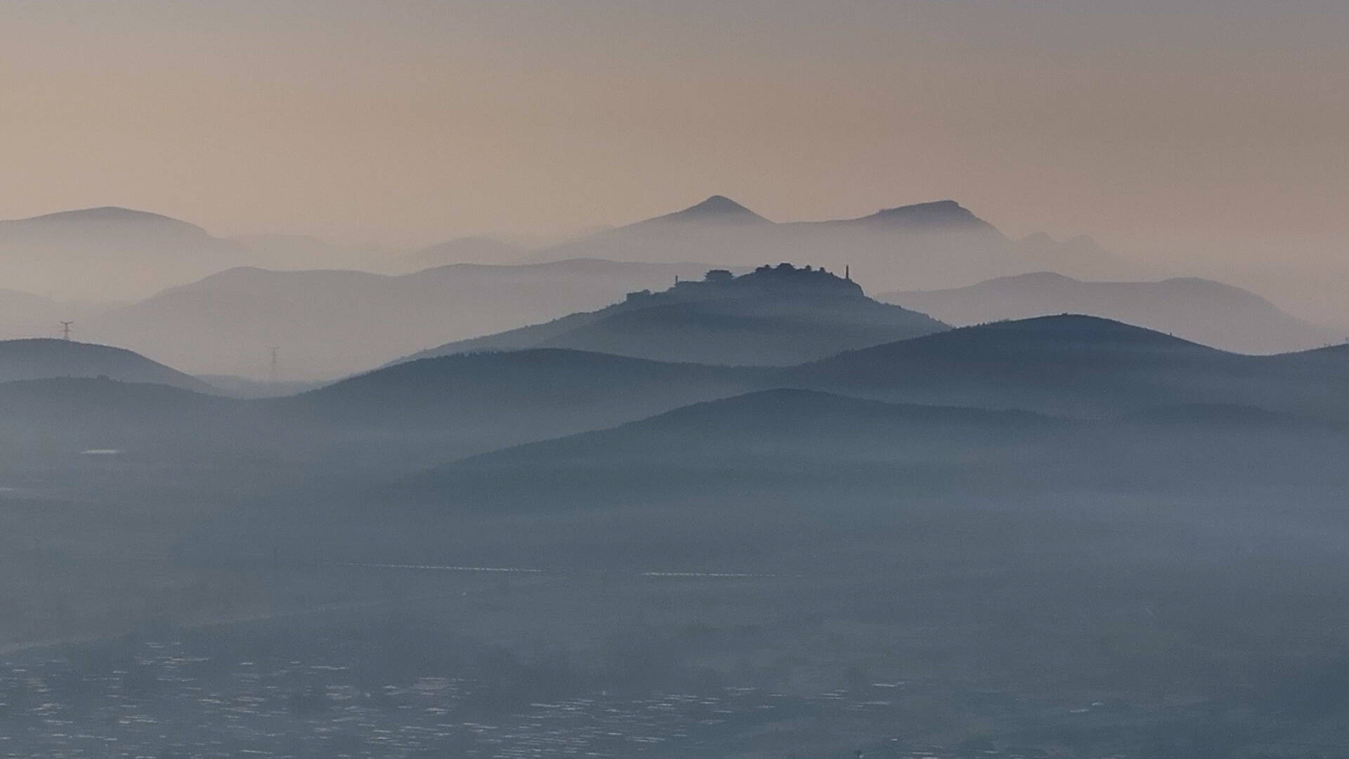 枣庄：云雾升腾美 山川黛色青