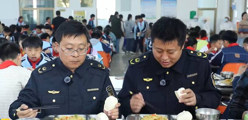 枣庄开展执法人员“陪餐行动” 筑牢校园食品安全防线