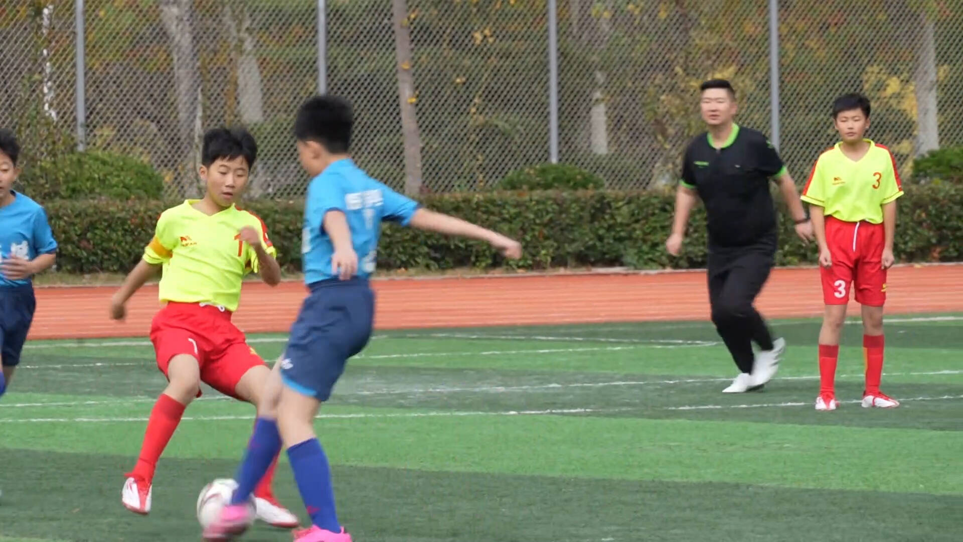 枣庄薛城中小学生足球赛足球赛开赛 448名足球小将逐梦绿茵场