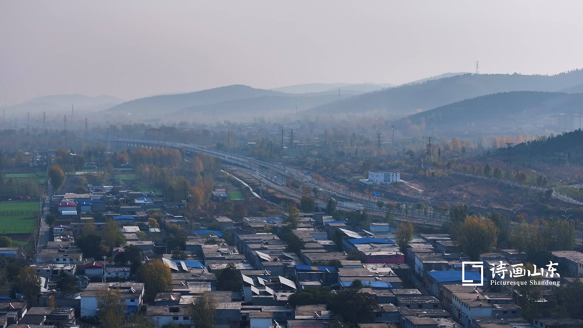 诗画山东丨村庄在雾中若隐若现 枣庄初冬山乡景色如画
