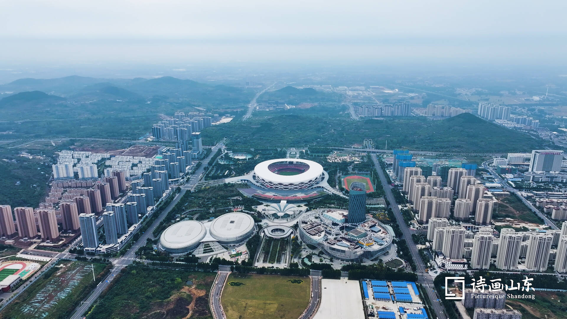 诗画山东｜航拍雨后枣庄城区 雾气朦胧似水墨