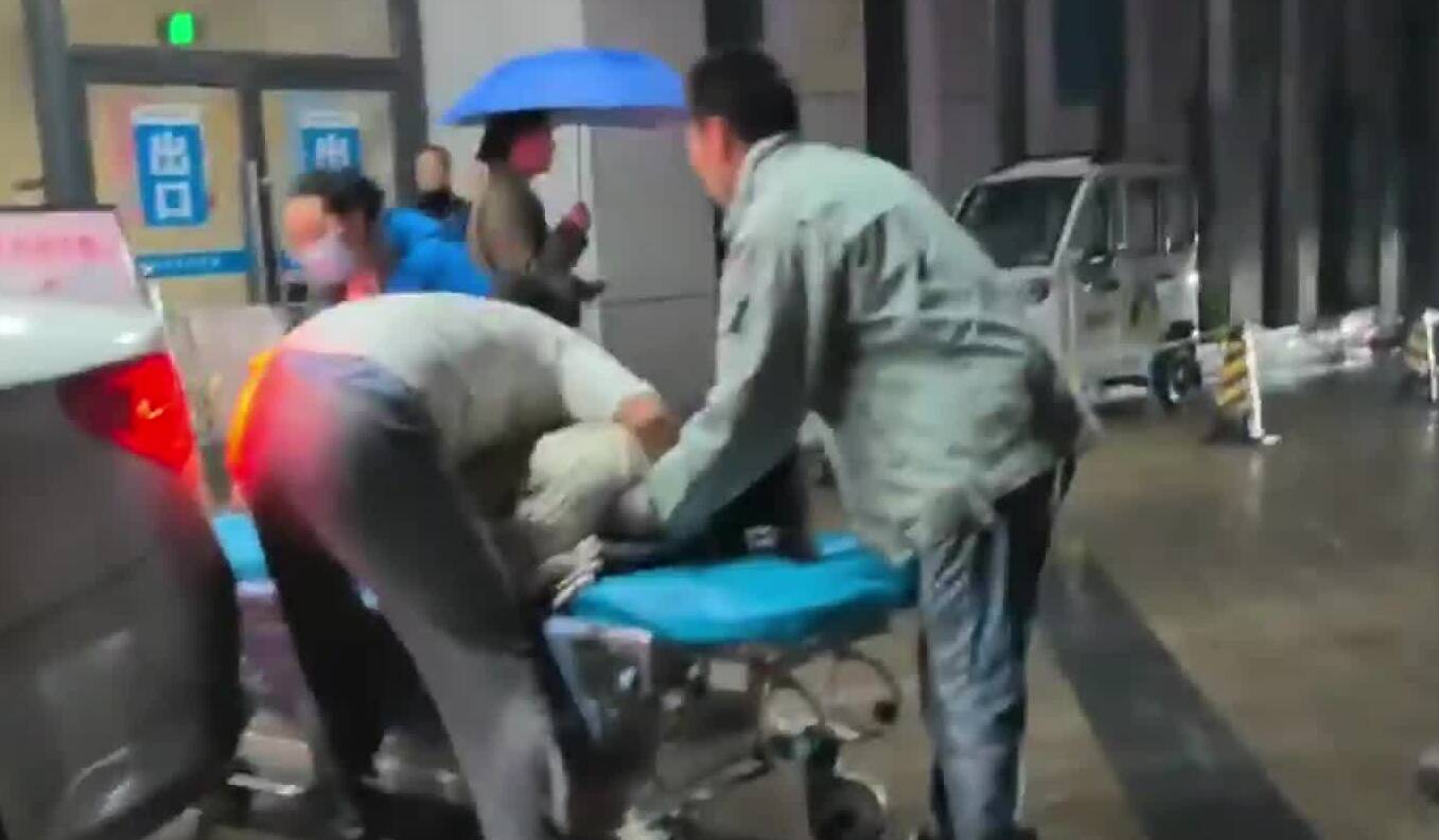 枣庄交警开辟“绿色通道” 仅10分钟助病人“转危为安”