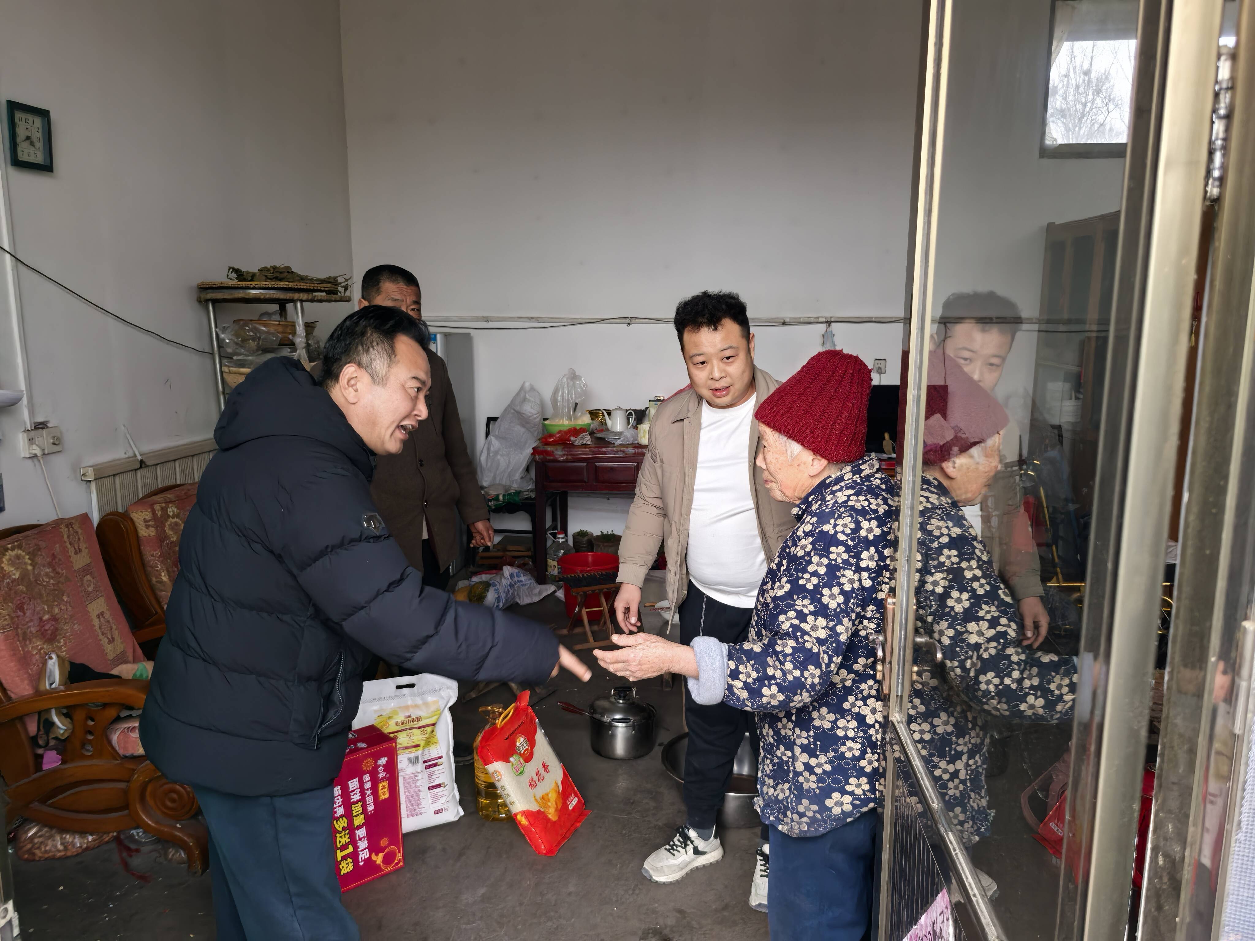 枣庄市山亭区：暖阳洒冬日 服务暖民心