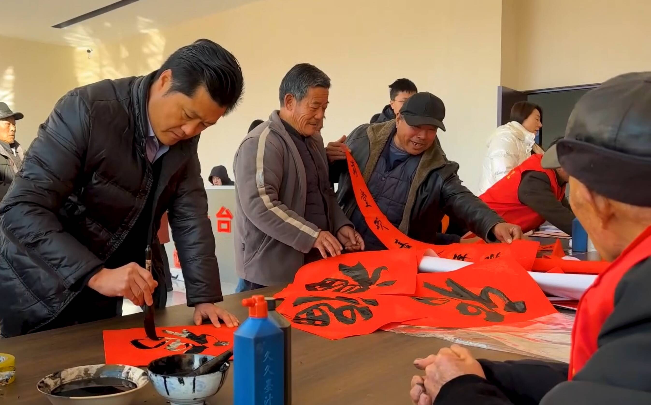 迎春送祝福 枣庄山亭北庄把诚信春联送到农户家