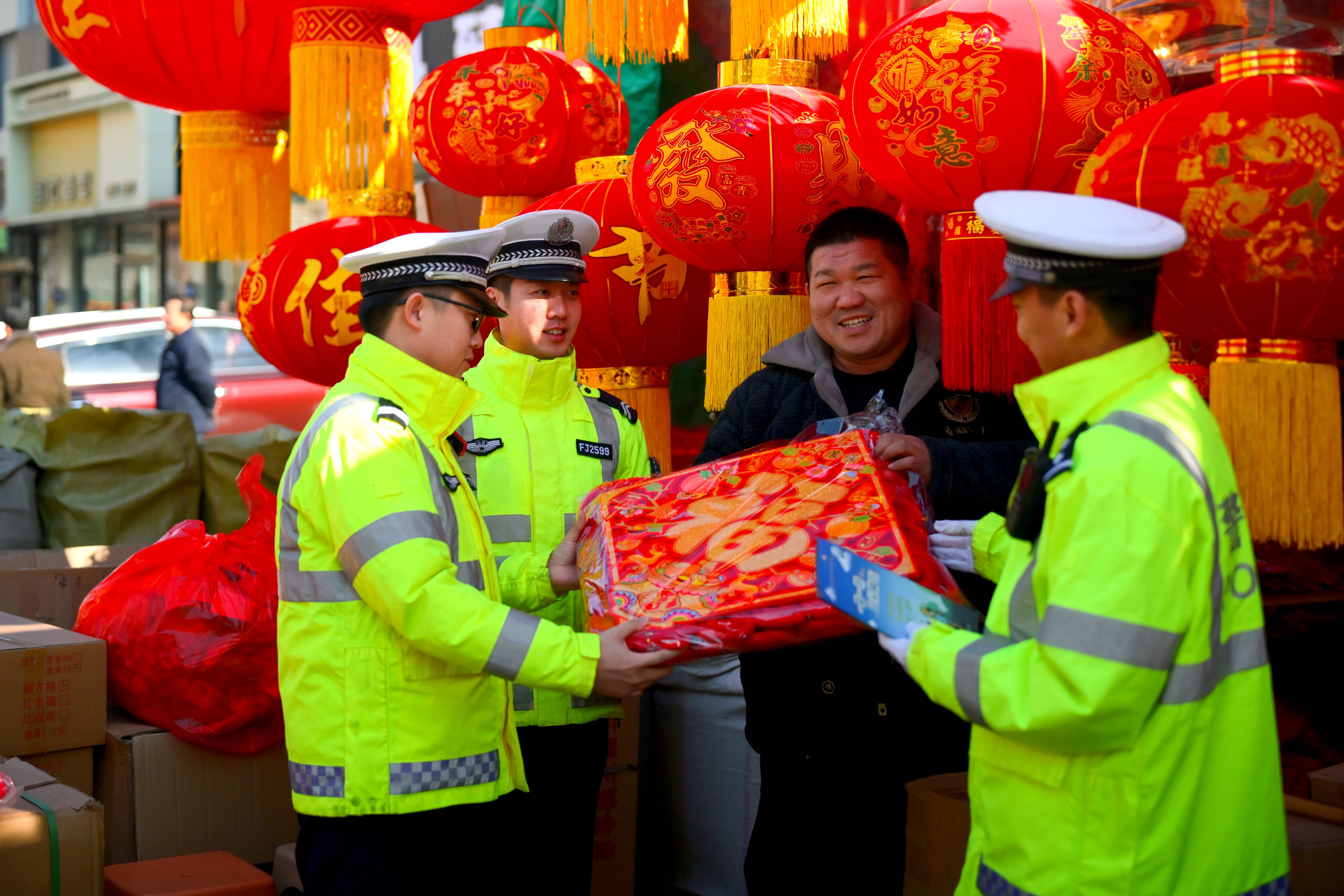 滕州交警进春联市场 新春送“平安福”