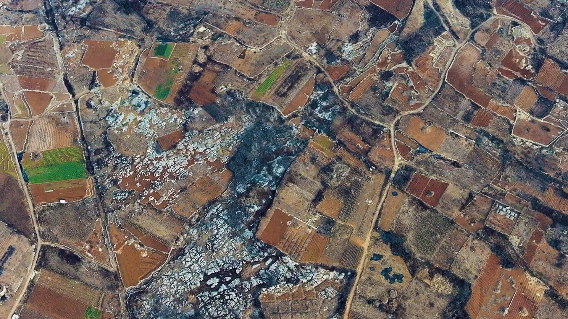 冬日航拍枣庄阡陌山地 宛若平铺大地上的“调色板”