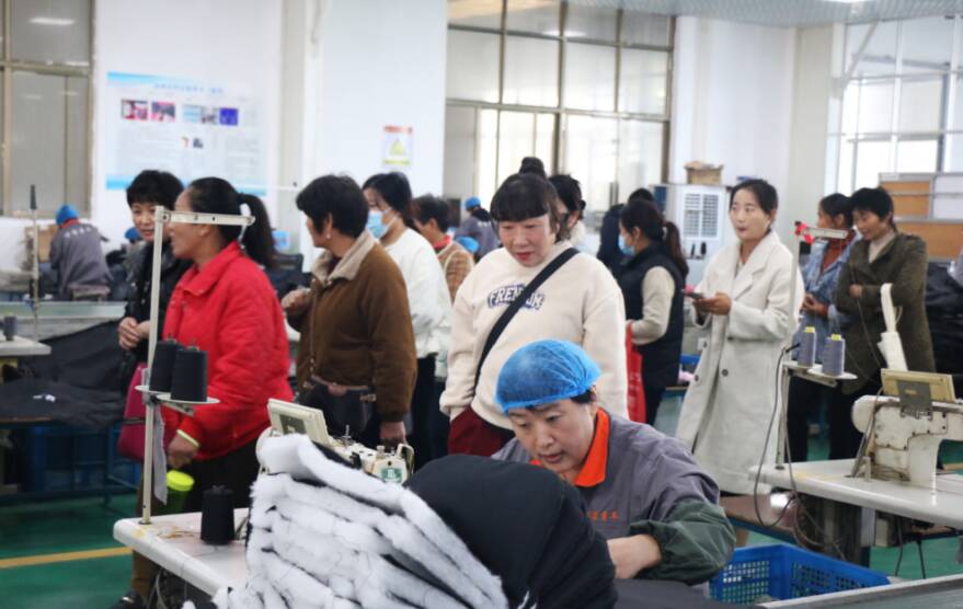 滕州市妇联举行缝纫工定向培训班 解决企业“用工难”