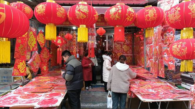 枣庄市中：新年临近 饰品市场供销两旺