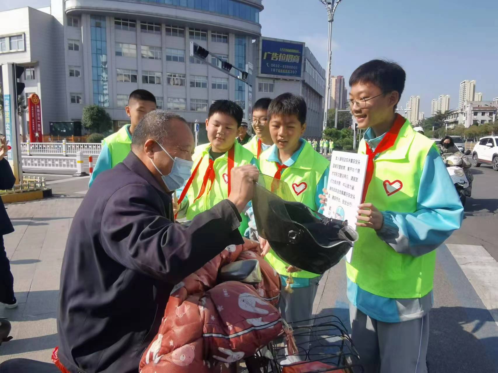 枣庄交警：萌娃“喊”你戴头盔 处罚力度很“社死”