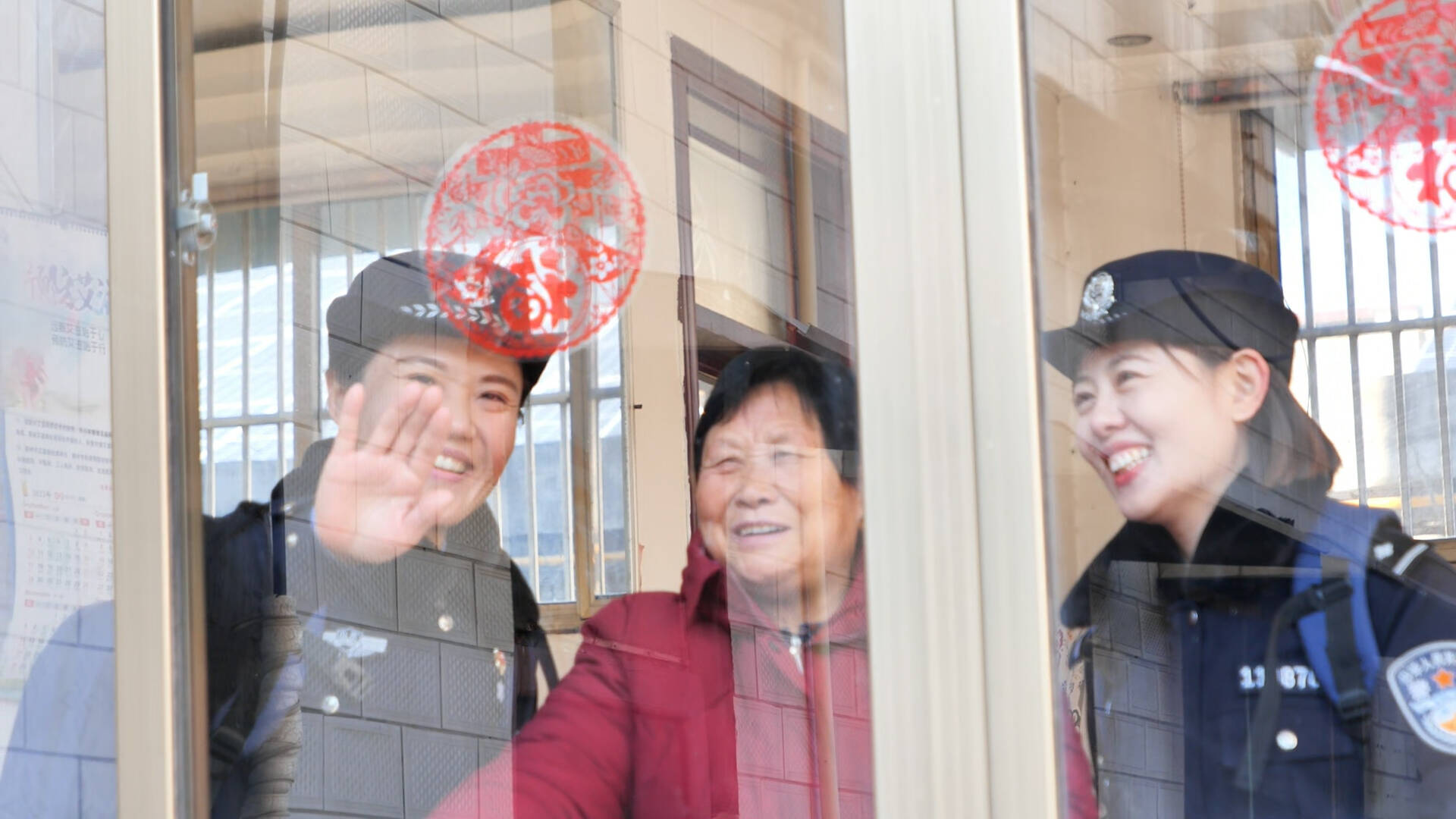 大山里的“背包警务” 枣庄山亭把便民“窗口”开到群众家门口