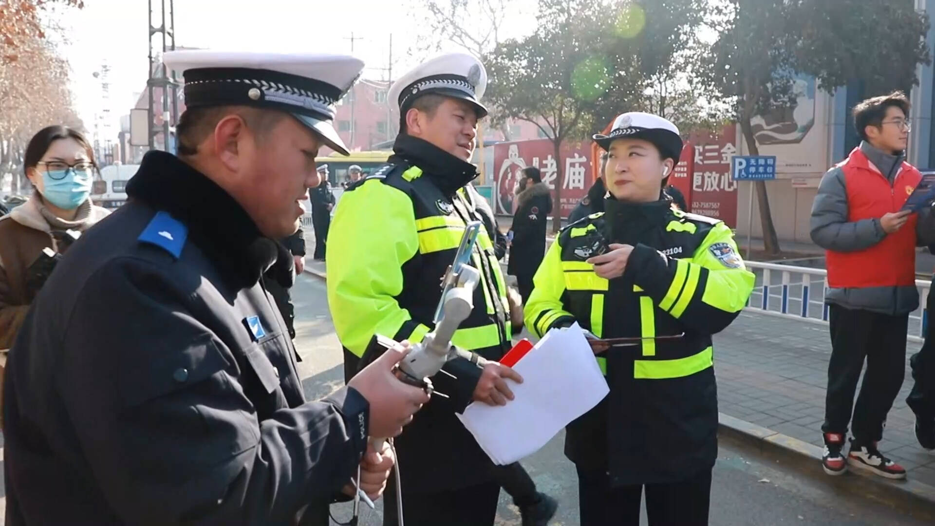 面对面宣传交通安全知识 枣庄交警多举措护航春运”回家路”