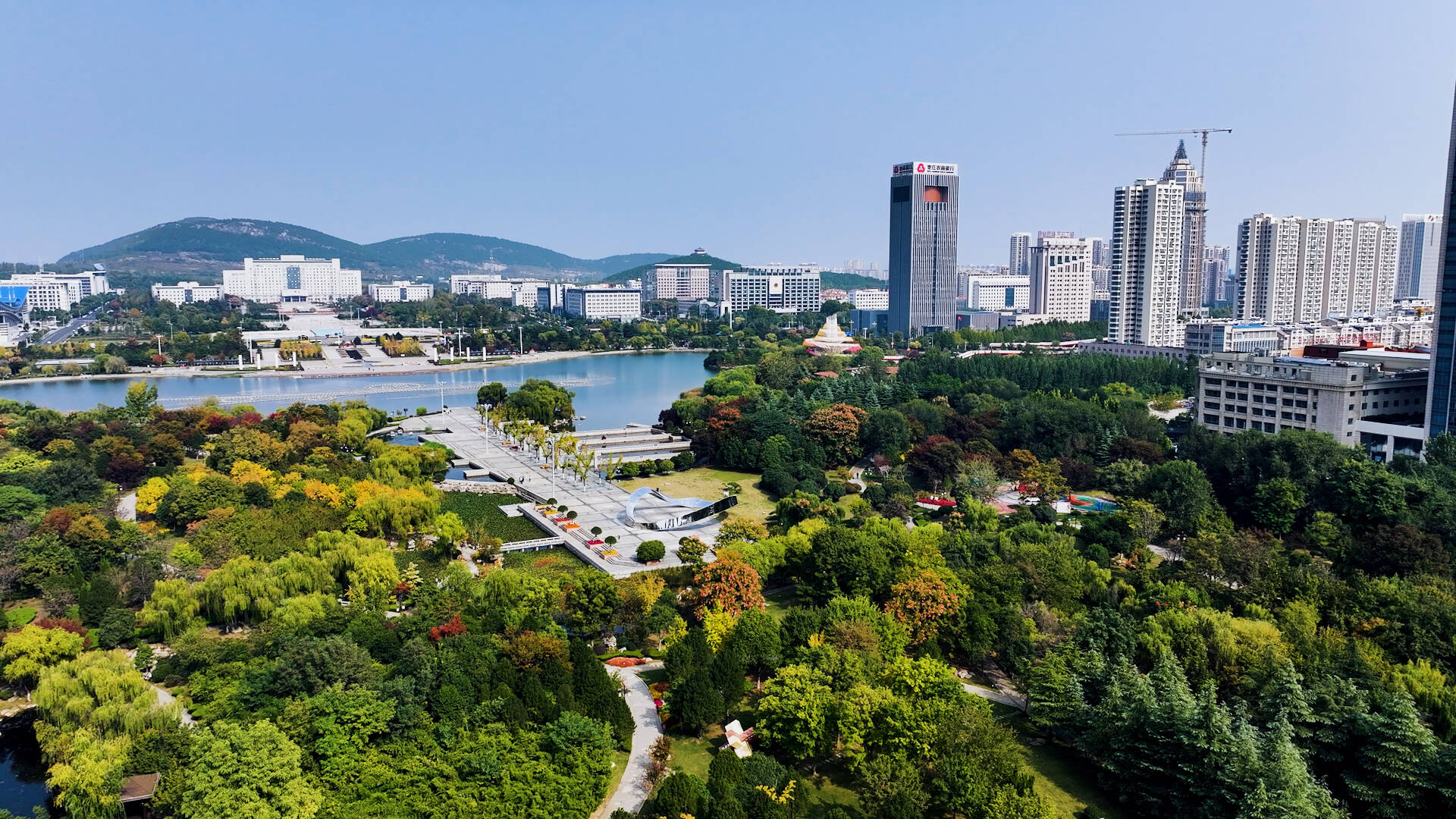 诗画山东丨只此青红，枣庄凤鸣公园秋色正浓